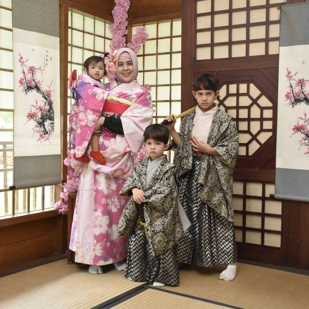 potret Risty Tagor dan ketiga buah hatinya (instagram.com/ristytagor)