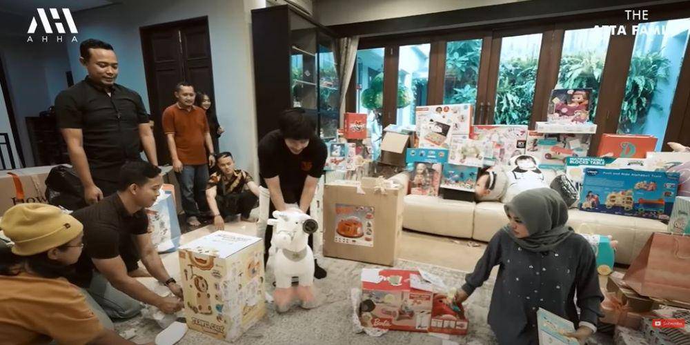 Momen buka kado Ameena (youtube.com/AH)