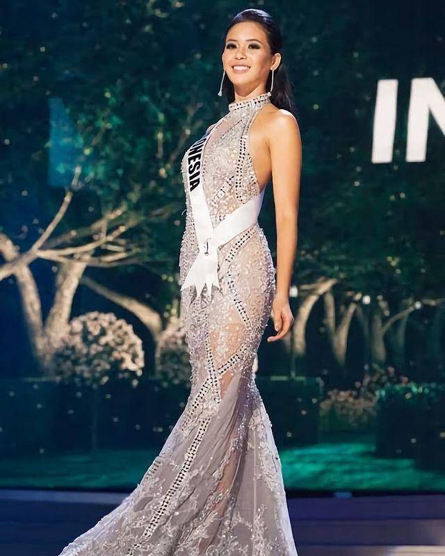 Elvira Devinamira, Puteri Indonesia 2014 (Instagram.com/gorgeouspageant)
