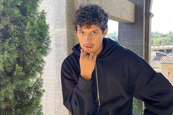 Profil Omar Apollo, Cowok yang Digosipin 'Pacar' Shawn Mendes
