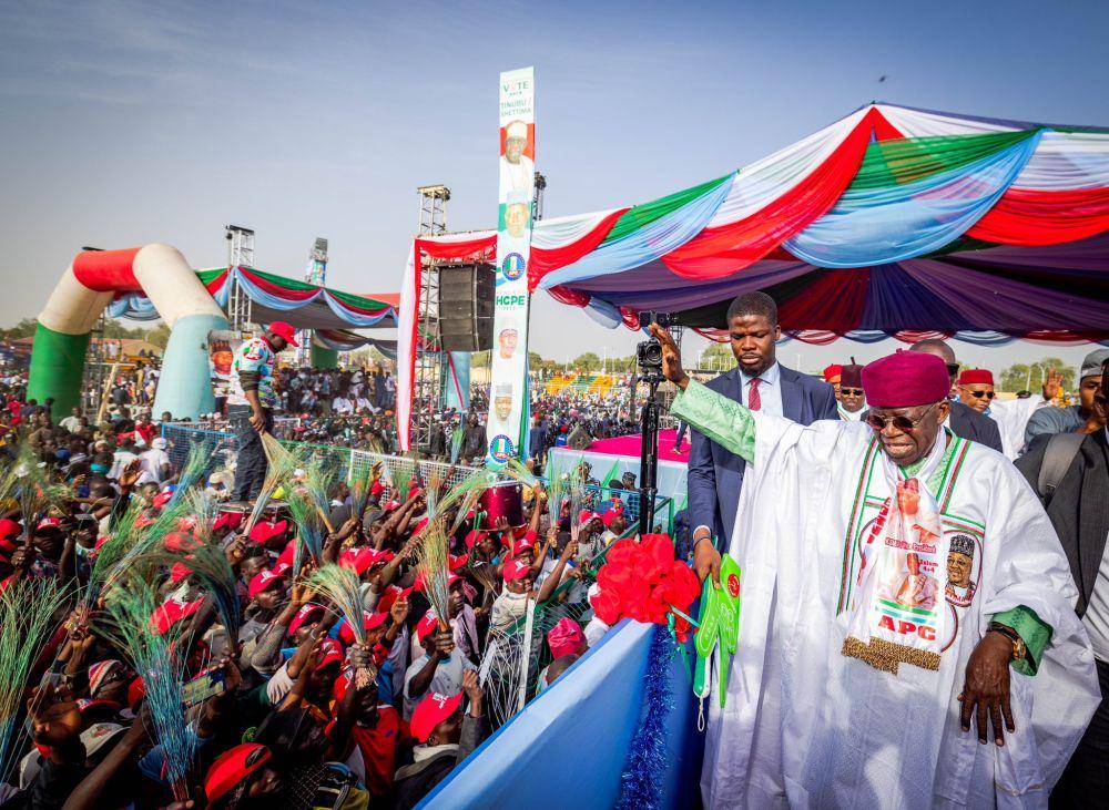 Bola Tinubu dengan para pendukungnya (Twitter.com/Bola Ahmed Tinubu)