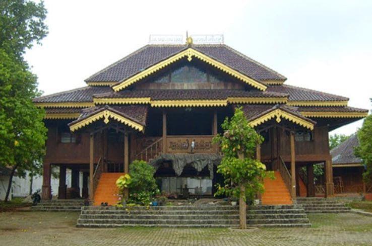 Jenis-jenis Rumah Adat Lampung, Tiap Ruangan Punya Fungsi Berbeda!