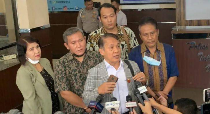 Kuasa hukum tersangka Shane (S), Happy SP Sihombing saat memberikan keterangan kepada wartawan di Polres Metro Jakarta Selatan, Selasa (28/2/2023) (ANTARA/Luthfia Miranda Putri)