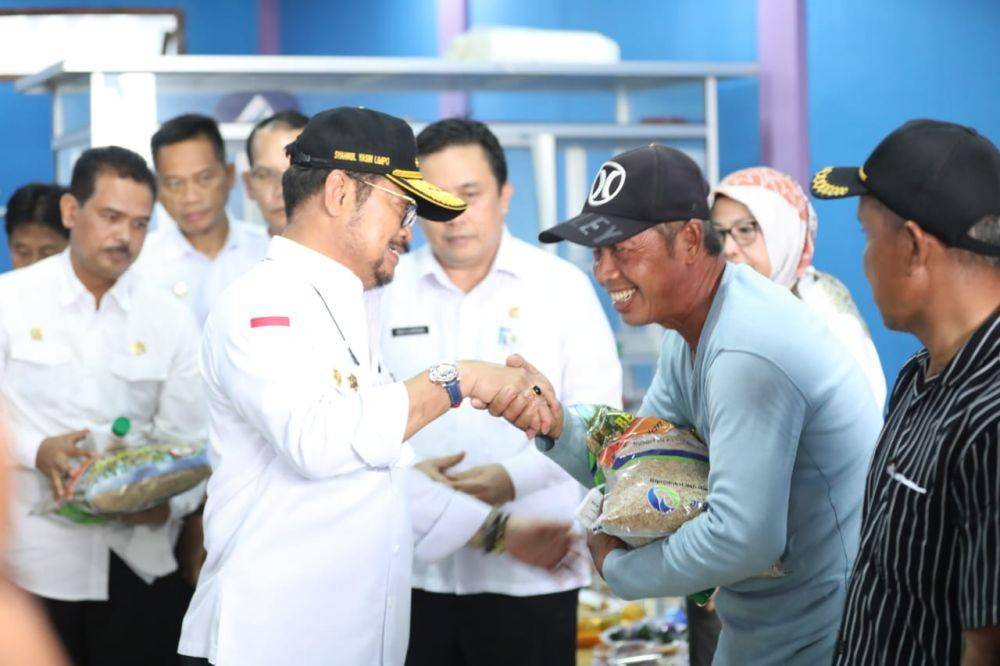 Mentan memberikan santunan kepada petani yang terdampak banjir di Kabupaten Bekasi (Dok. Kementan)