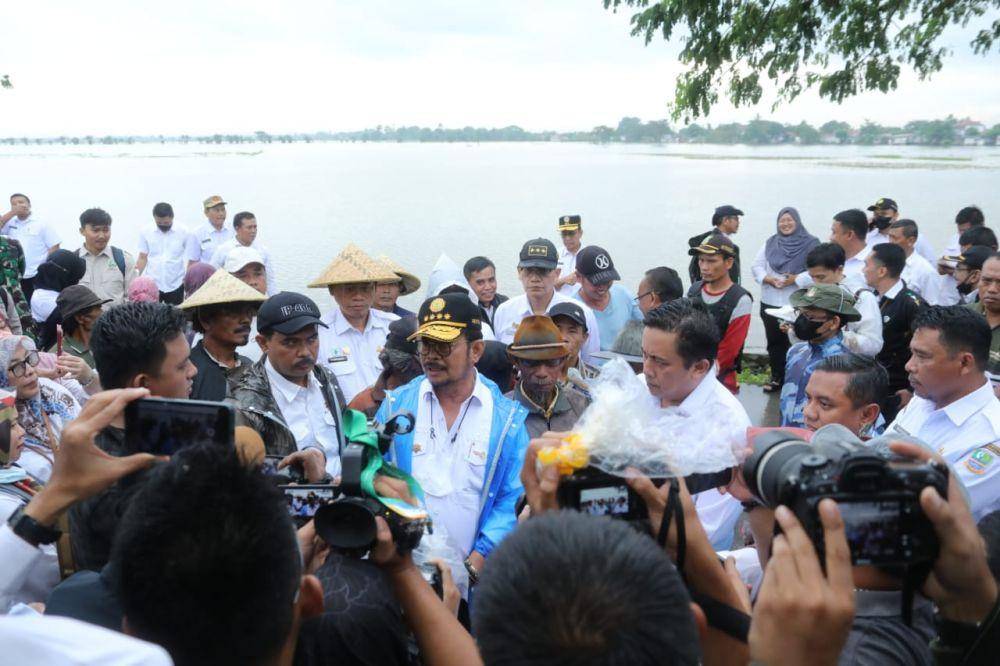 Mentan SYL meninjau langsung area sawah terdampak banjir di Desa Sukabakti, Kecamatan Tambelang. (Dok. Kementan)