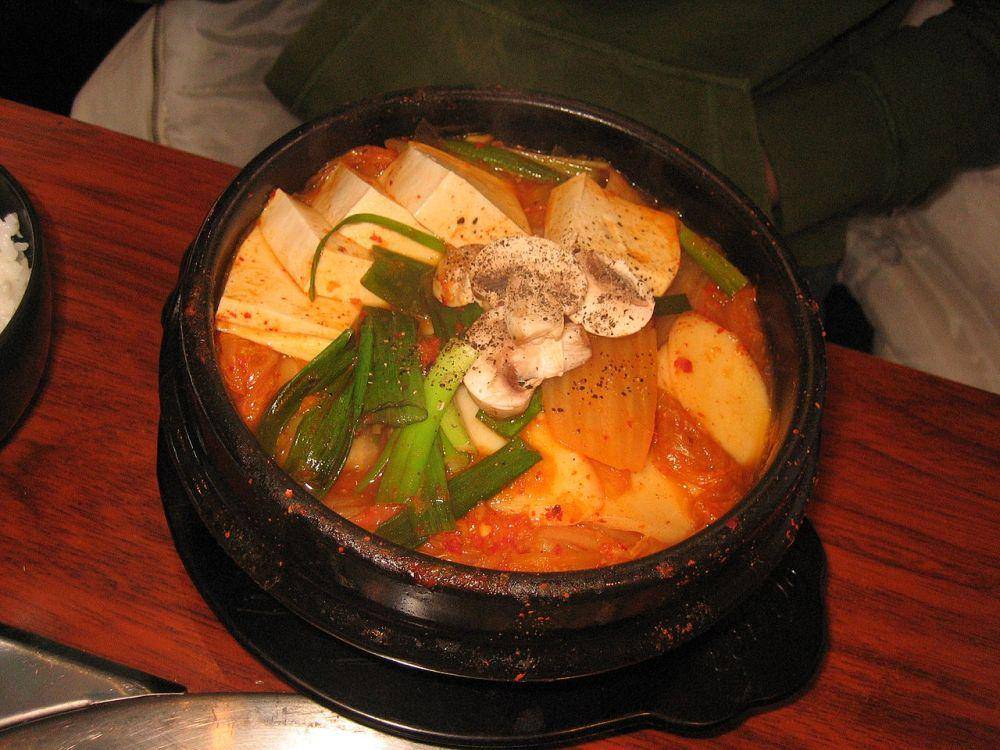 ilustrasi jjigae (commons.wikimedia.org/The Wong Family Pictures)
