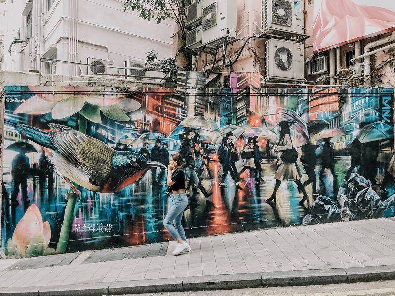 ilustrasi perempuan berdiri di dekat mural (pexels.com/Tiff Ng)