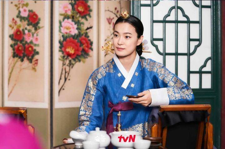 Lady Hwang di Under The Queen's Umbrella (tvn.cjenm.com)