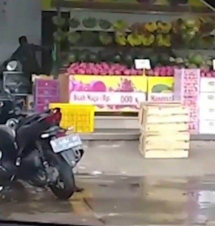 Diduga oknum TNI melakukan pemukulan terhadap korban di toko buah Jalan Akses tol Cimanggis-Cikeas, Kecamatan Tapos, Kota Depok. (Istimewa)