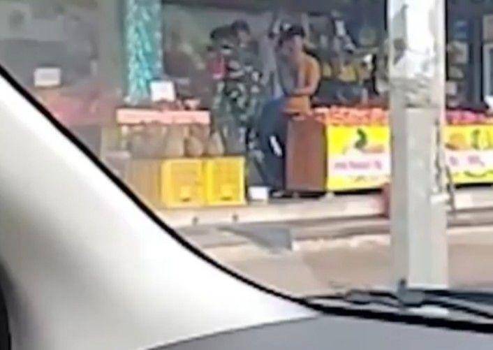 Diduga oknum TNI melakukan pemukulan terhadap korban di toko buah Jalan Akses tol Cimanggis-Cikeas, Kecamatan Tapos, Kota Depok. (Istimewa)