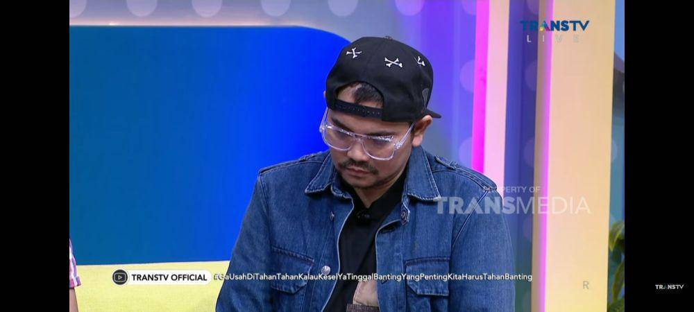 momen Indra Bekti saat beri klarifikasi mengenai hubungan rumah tangganya. (youtube.com/TRANS TV Official)