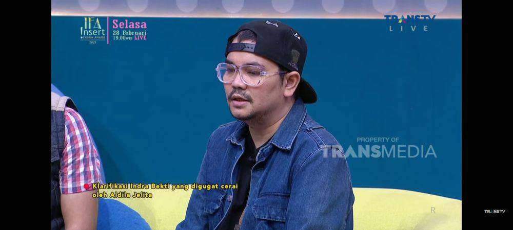 momen Indra Bekti saat beri klarifikasi mengenai hubungan rumah tangganya. (youtube.com/TRANS TV Official)
