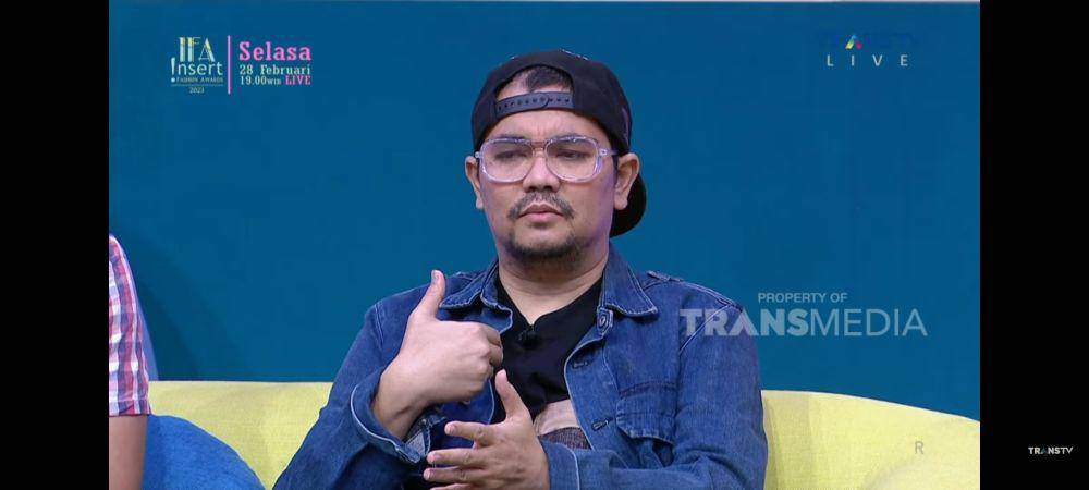 momen Indra Bekti saat beri klarifikasi mengenai hubungan rumah tangganya. (youtube.com/TRANS TV official)
