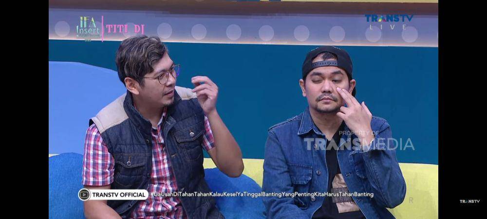 momen Indra Bekti saat beri klarifikasi mengenai hubungan rumah tangganya. (youtube.com/TRANS TV official)