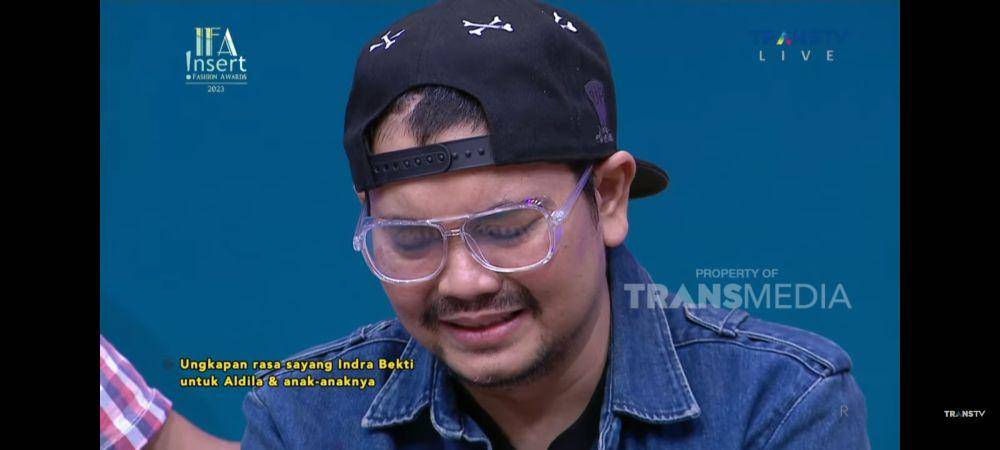momen Indra Bekti saat beri klarifikasi mengenai hubungan rumah tangganya. (youtube.com/TRANS TV official)