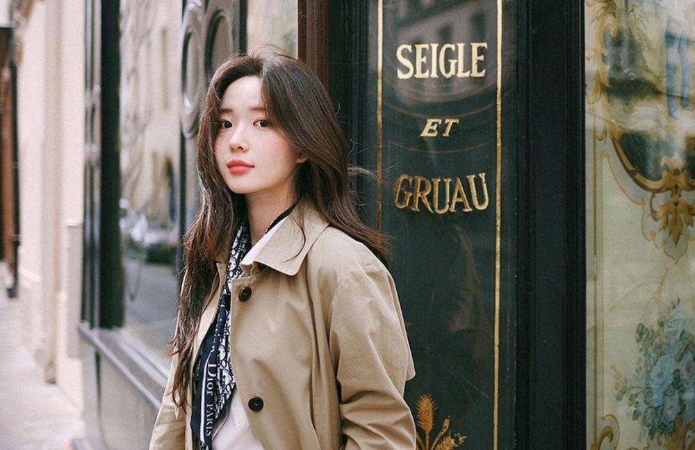 ilustrasi wanita cantik dengan outfit elegan (instagram.com/milkcocoa_official)