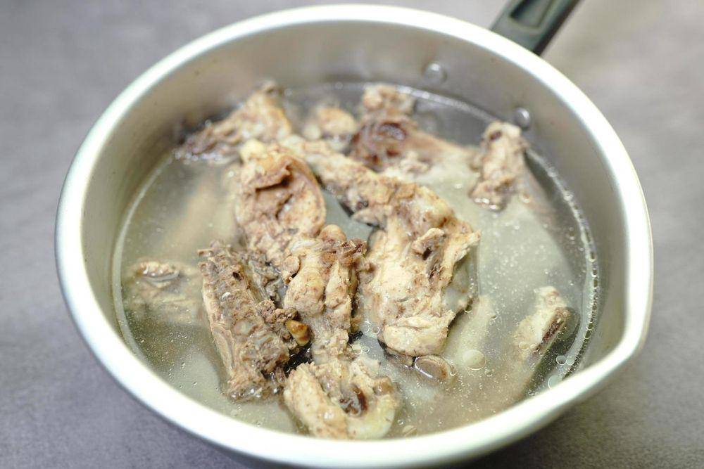 ilustrasi memasak ayam kampung di dalam panci (vecteezy.com/artoniumw)