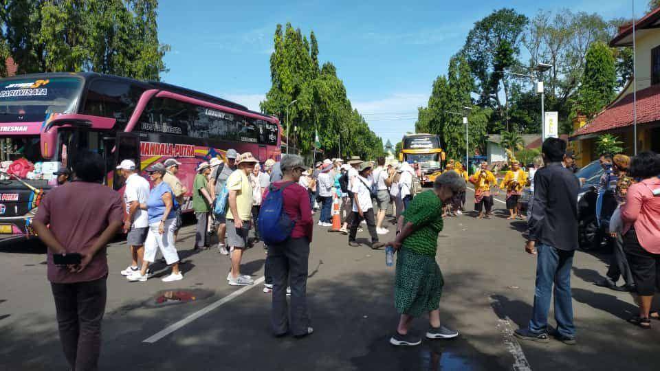 Wisatawan mancanegara yang mengikuti trip kapal pesiar mulai berlabuh di Sumenep. Dok. Pemkab Sumenep.