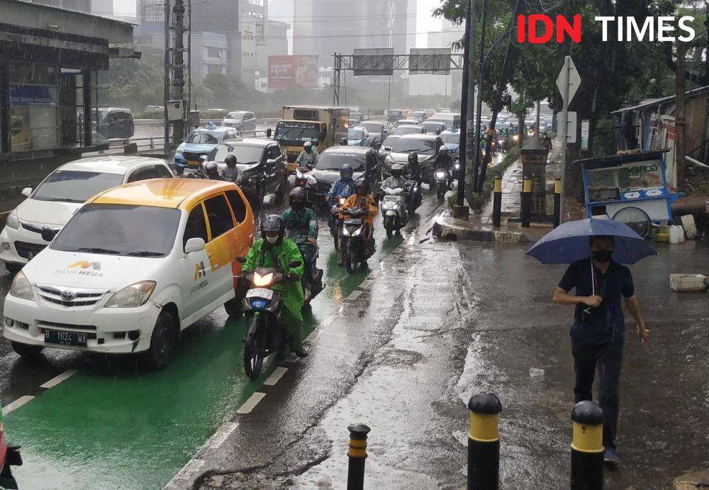 ilustrasi hujan (IDN Times/Rochmanudin)