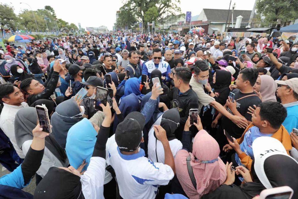 Ketua Umum Partai Demokrat Agus Harimurti Yudhoyono bersama istri, Annisa Pohan saat mengunjungi Mamuju, Sulawesi Barat, Rabu (1/3/2023). (dok. Partai Demokrat)