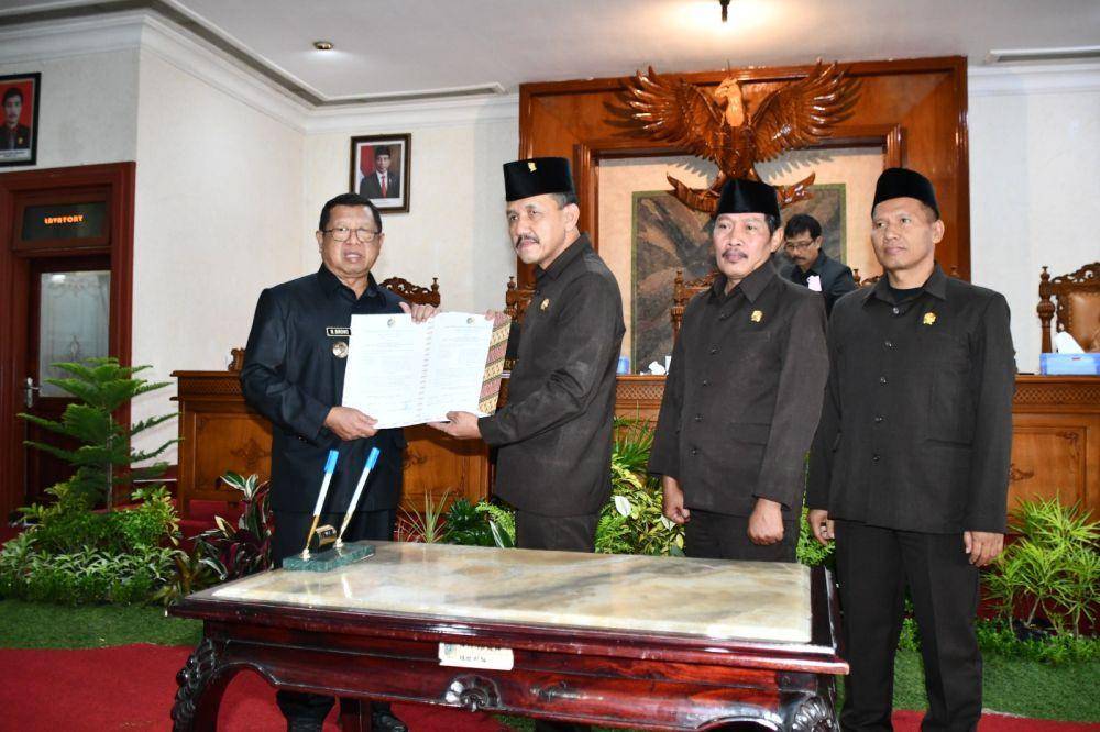 Ketua DPRD Tulungagung, Marsono menyerahkan usulan penggantian pimpinan ke Bupati Tulungagung. IDN Times/ istimewa