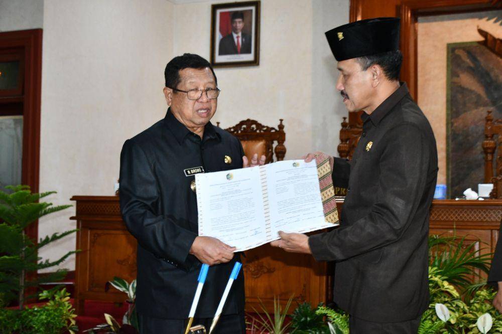Ketua DPRD Tulungagung, Marsono menyerahkan usulan penggantian pimpinan ke Bupati Tulungagung. IDN Times/ istimewa