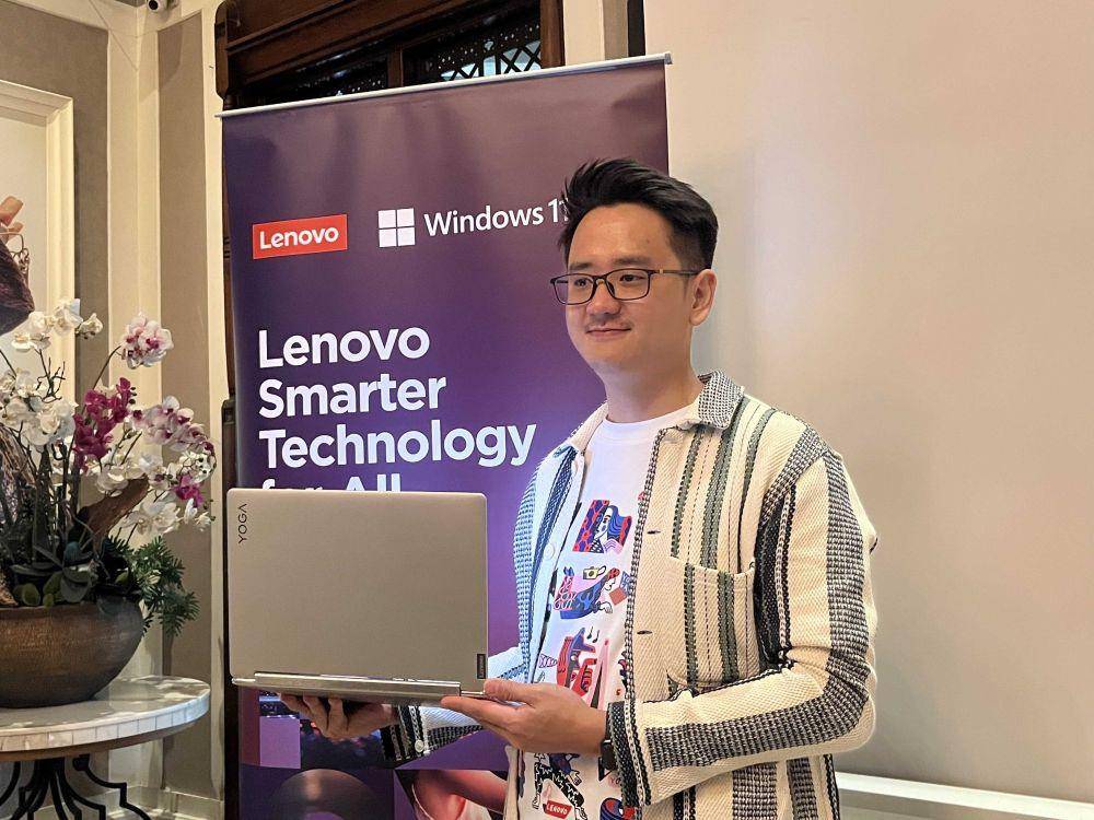 Hendry Lim, Product Manager Lenovo Indonesia, bersama laptop dari lini Yoga. (IDN Times/Nena Zakiah)
