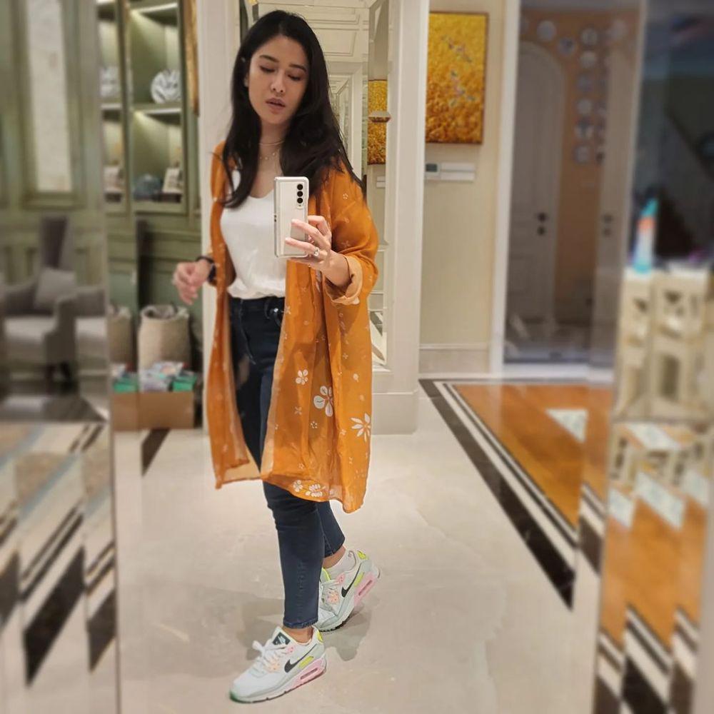 Mix and match celana jeans ala Dian Sastro (instagram.com/therealdisastr)