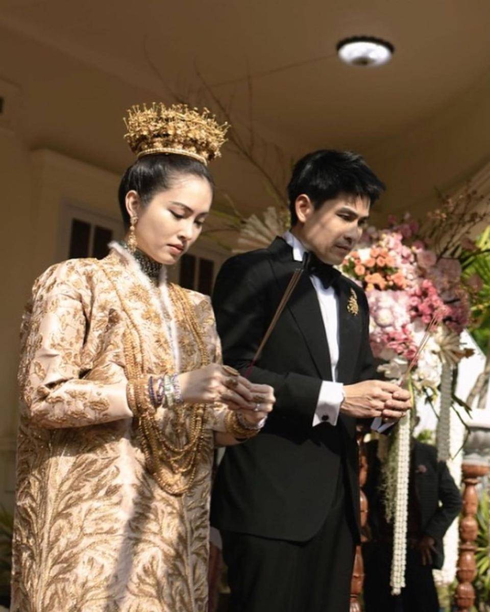 potret pernikahan Nong Poy dan Oak Phakwa (instagram.com/niyadarweddinganswer)