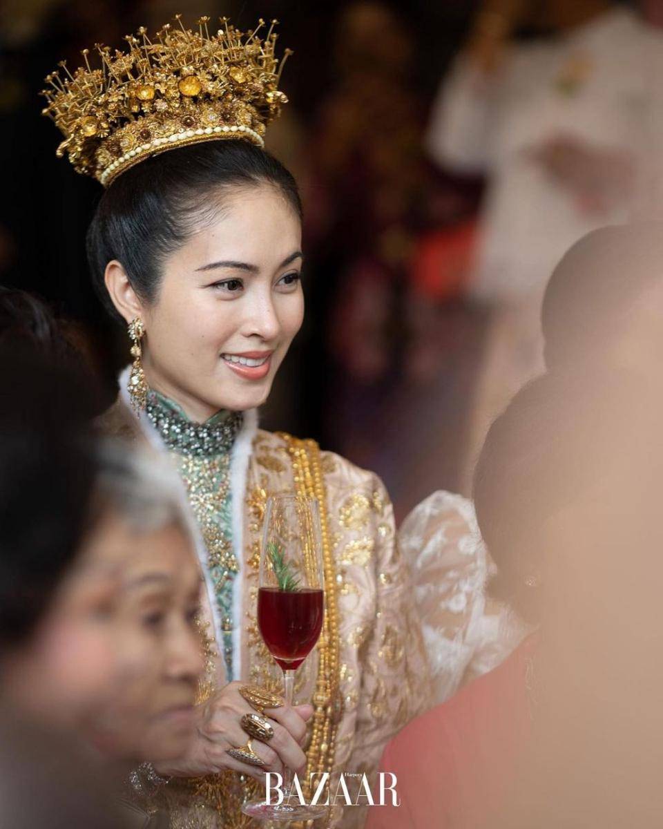 potret pernikahan Nong Poy dan Oak Phakwa (instagram.com/bazaarthailand)