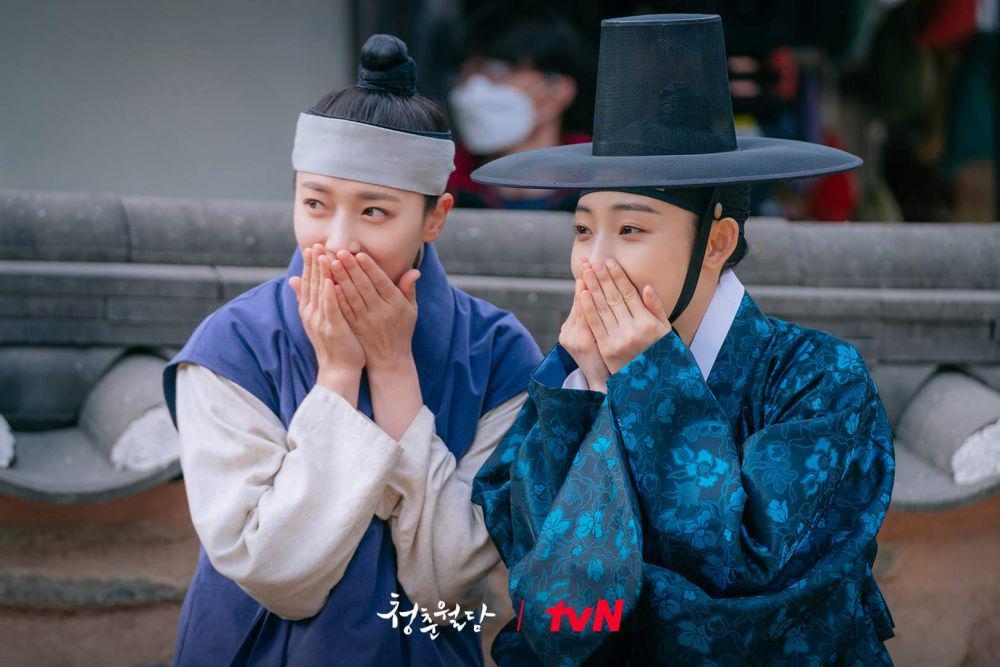 Pyo Ye Jin dan Jeon So Nee di balik layar Our Blooming Youth (dok. tvN/Our Blooming Youth)