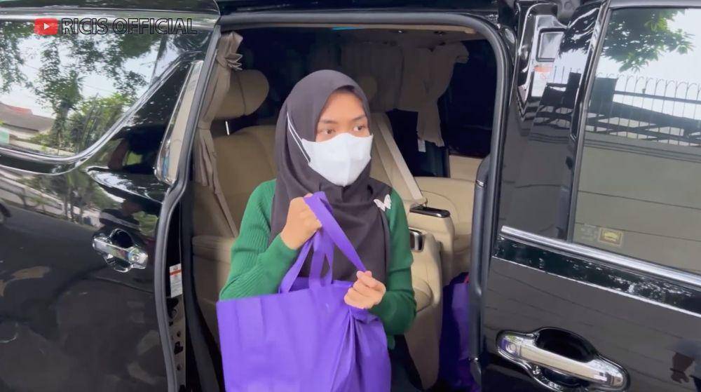 Ricis bagi-bagi sembako (YouTube.com/Ricis Official)