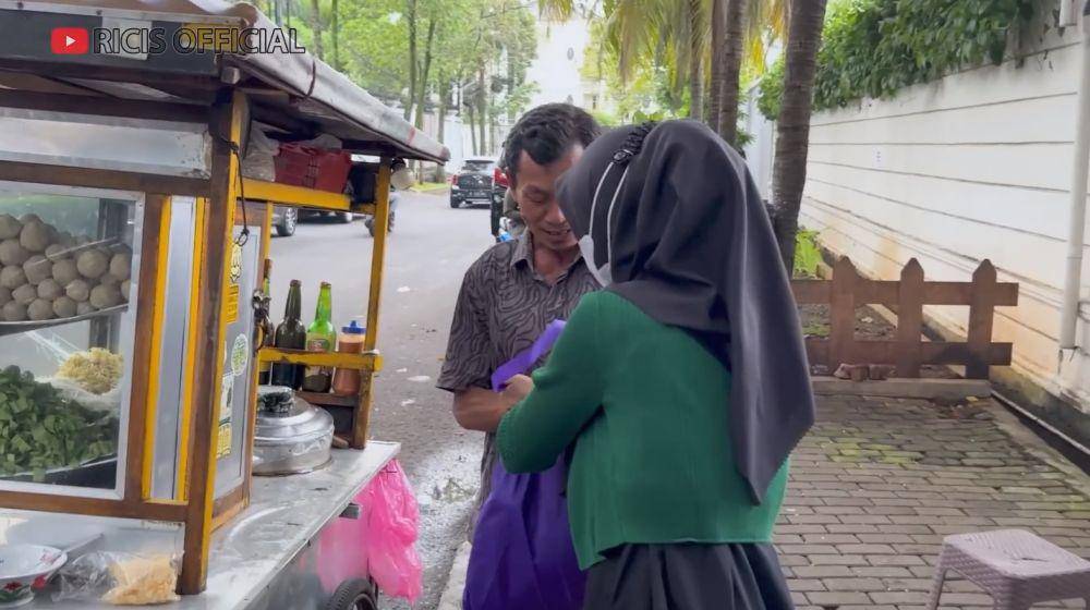 Ricis bagi-bagi sembako (YouTube.com/Ricis Official)