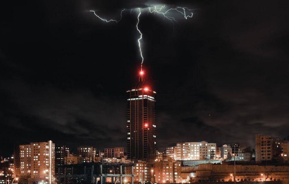 Gedung-gedung tinggi biasanya sudah dilengkapi dengan penangkal petir. (unsplash.com/reza jahangir)