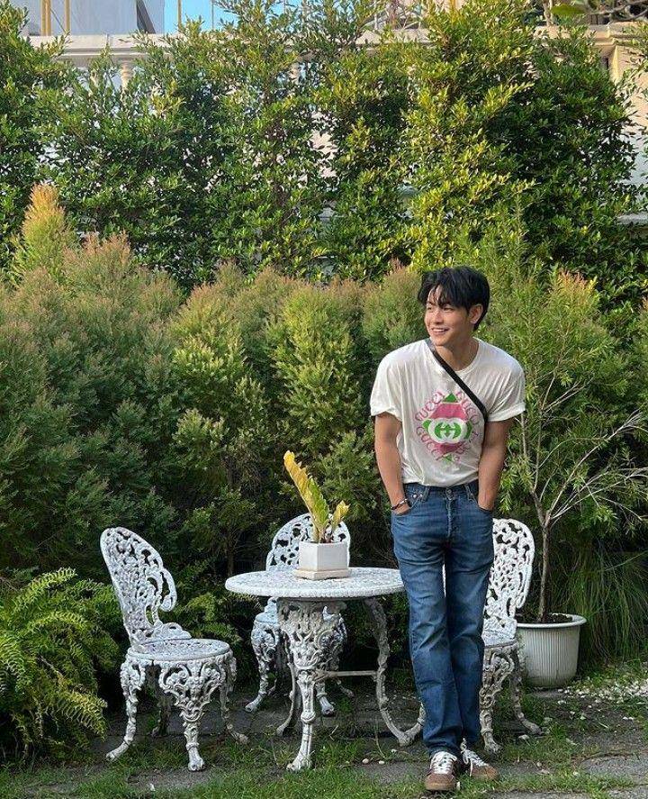 outfit regular jeans ala Joong Archen (instagram.com/chen_rcj)