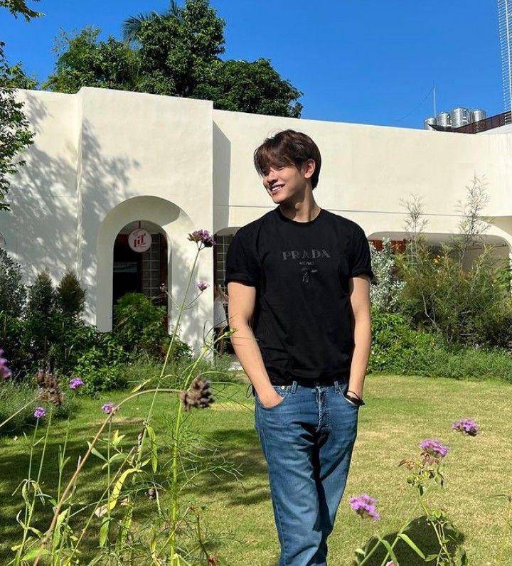 outfit regular jeans ala Joong Archen (instagram.com/chen_rcj)