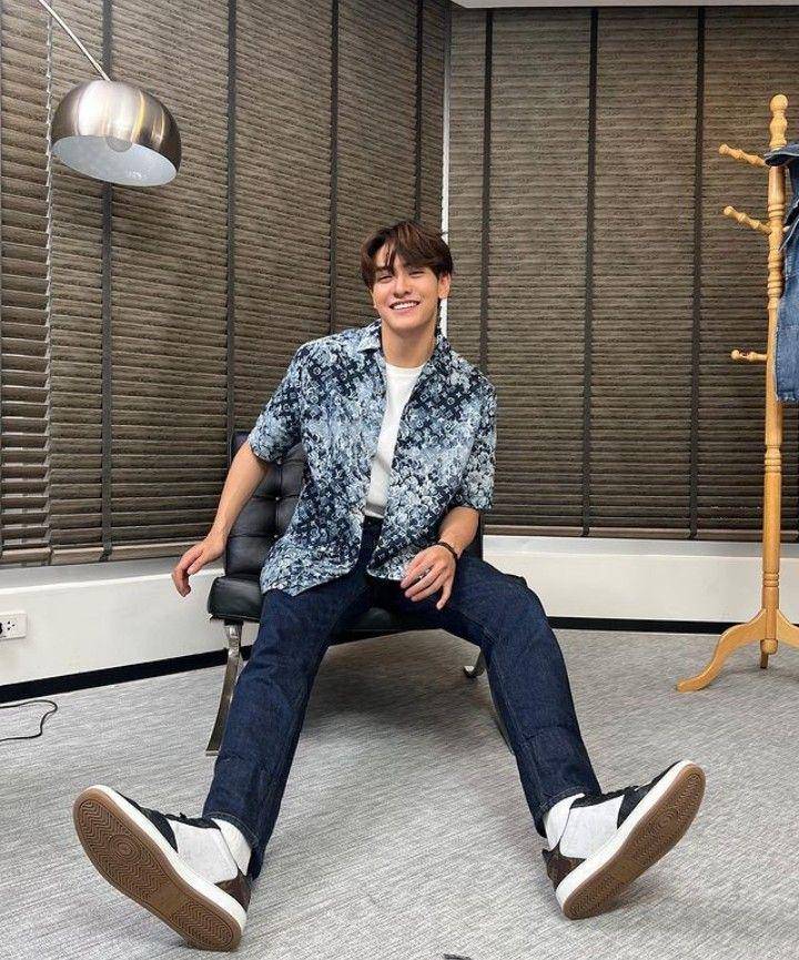 outfit regular jeans ala Joong Archen (instagram.com/chen_rcj)