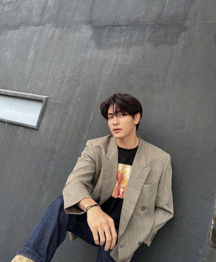 outfit regular jeans ala Joong Archen (instagram.com/chen_rcj)
