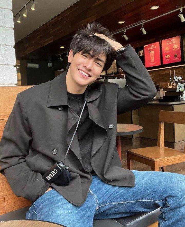 outfit regular jeans ala Joong Archen (instagram.com/chen_rcj)