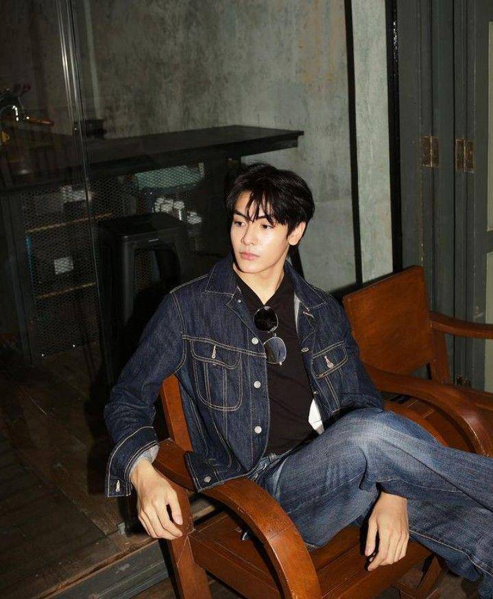 outfit regular jeans ala Joong Archen (instagram.com/chen_rcj)