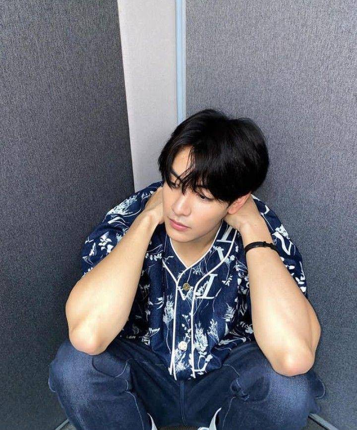 outfit regular jeans ala Joong Archen (instagram.com/chen_rcj)