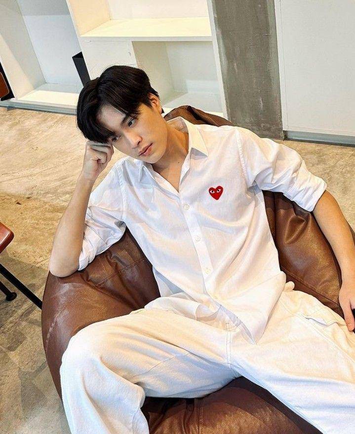 outfit celana putih ala Gemini Norawit (instagram.com/gemini_nt)