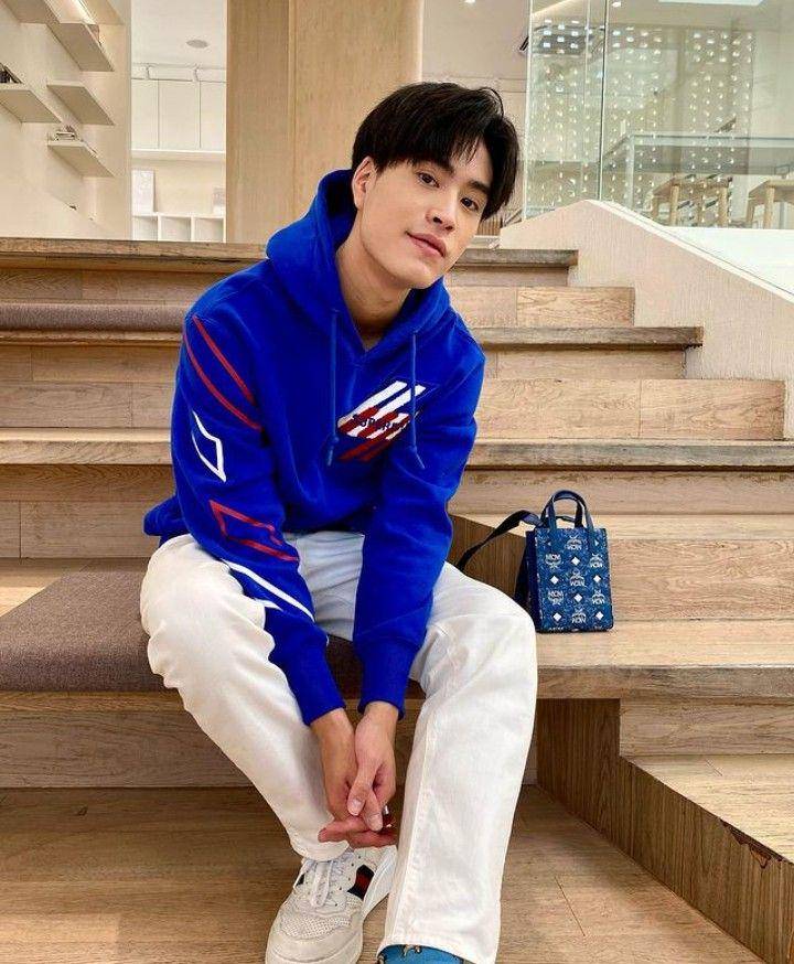outfit celana putih ala Gemini Norawit (instagram.com/gemini_nt)