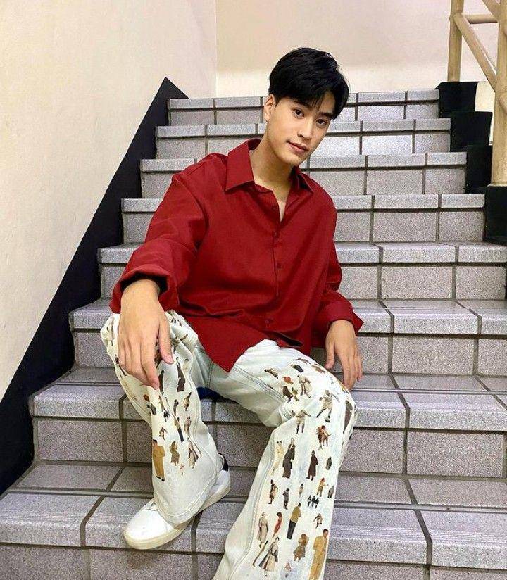 outfit celana putih ala Gemini Norawit (instagram.com/gemini_nt)