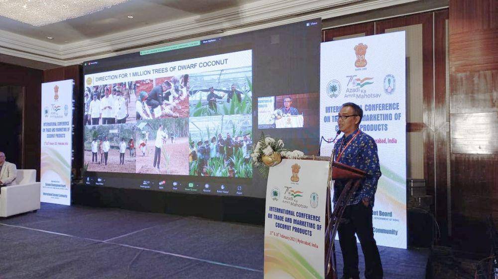 Sekretaris Direktorat Jenderal Perkebunan, Heru Tri Widarto, saat menyampaikan program pengembangan kelapa di Indonesia dengan judul Way and Means of Sustainable Coconut Sourcing pada acara International Conference on Trade and Marketing of Coconut Products, di Hyderabad, India. (Dok. Kementan)