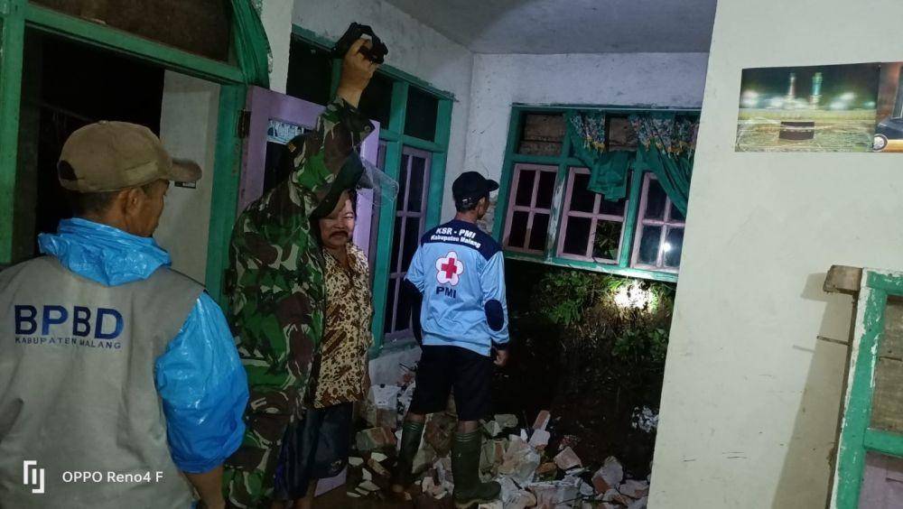 Salah satu rumah terdampak logsor di Dusun Tangkil. (Dok. BPBD Kabupaten Malang)