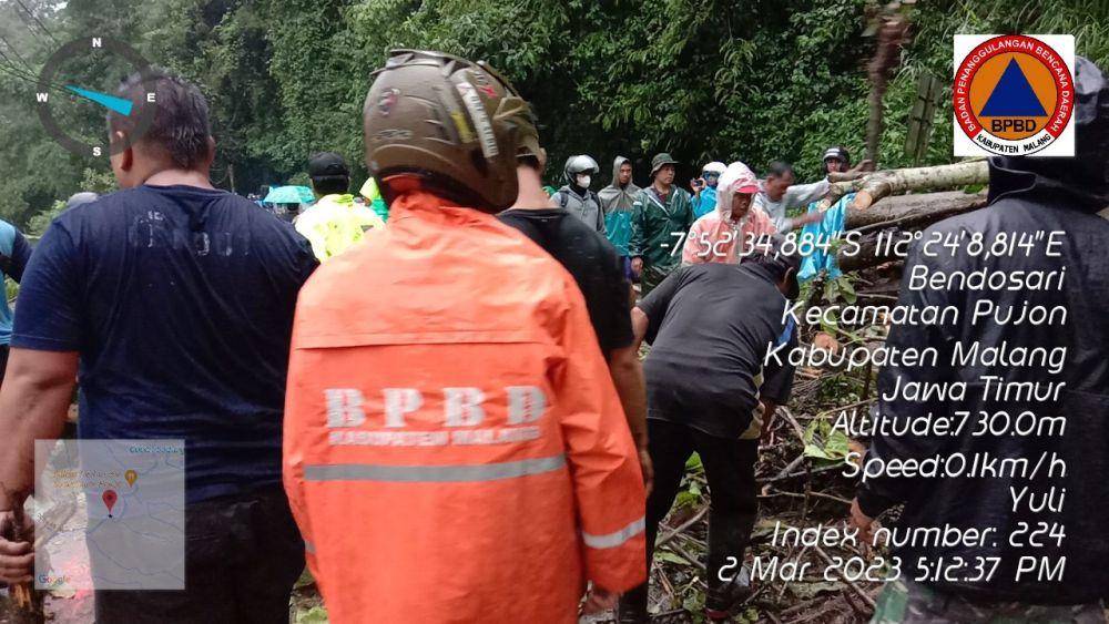 Longsor dan banjir yang sempat menutup Jalan Raya Bendosari. (Dok. BPBD Kabupaten Malang)