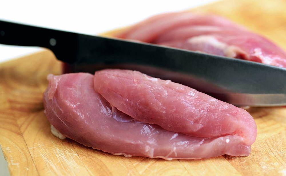 ilustrasi memotong daging ayam (pixabay.com/congerdesign)