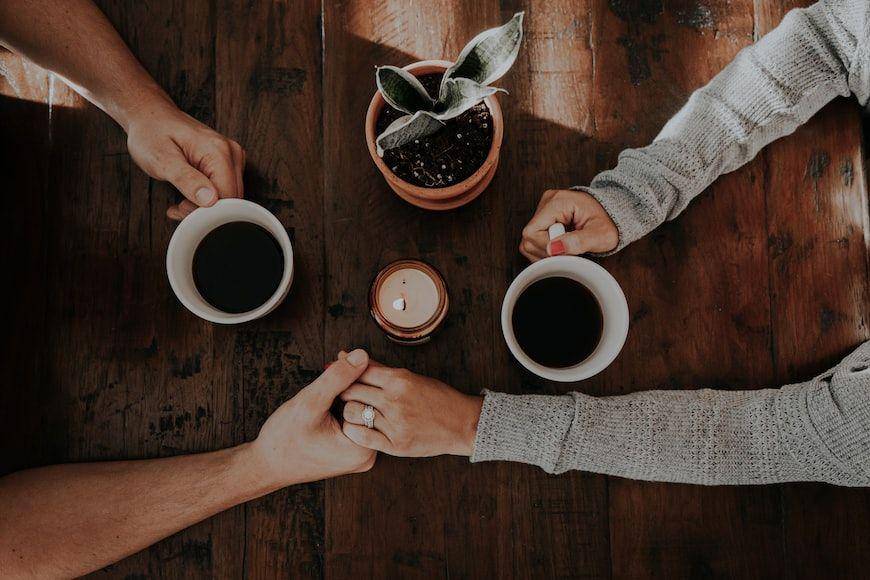 ilustrasi pasangan tengah deep talk (unsplash.com/taylor hernandez)
