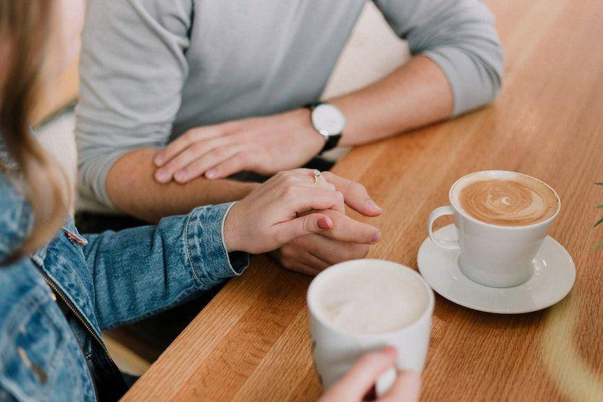 ilustrasi pasangan tengah deep talk (unsplash.com/Priscilla Du Preez)